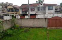 POMPAGE/ecole Rev. Kim: Parcelle 34m*15m, totalement cloturée, avec une grande maison à un niveau comprenant: 4 appartements : voir la description mediacongo